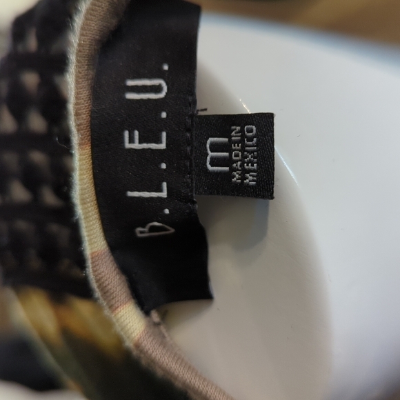 𝅺SZ M gorgeous tie-dye colors, long sleeve super soft with lace panel on back - Picture 6 of 7